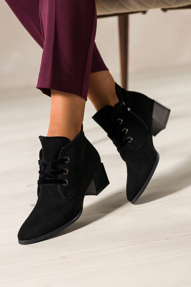 Czarne botki damskie Sergio Leone na niskim szerokim obcasie wycięta cholewka welurowe sznurówki YG779  