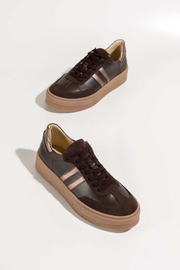 Czekoladowe sneakersy skórzane damskie buty sportowe na platformie z miedzianymi wstawkami sznurowane PRODUKT POLSKI Casu N1068S2