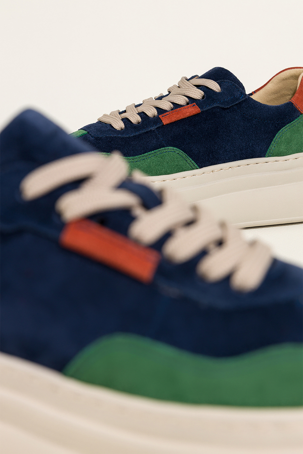 Granatowe sneakersy skórzane damskie buty sportowe na platformie z zielonymi i rudymi wstawkami sznurowane PRODUKT POLSKI Casu M8730H6