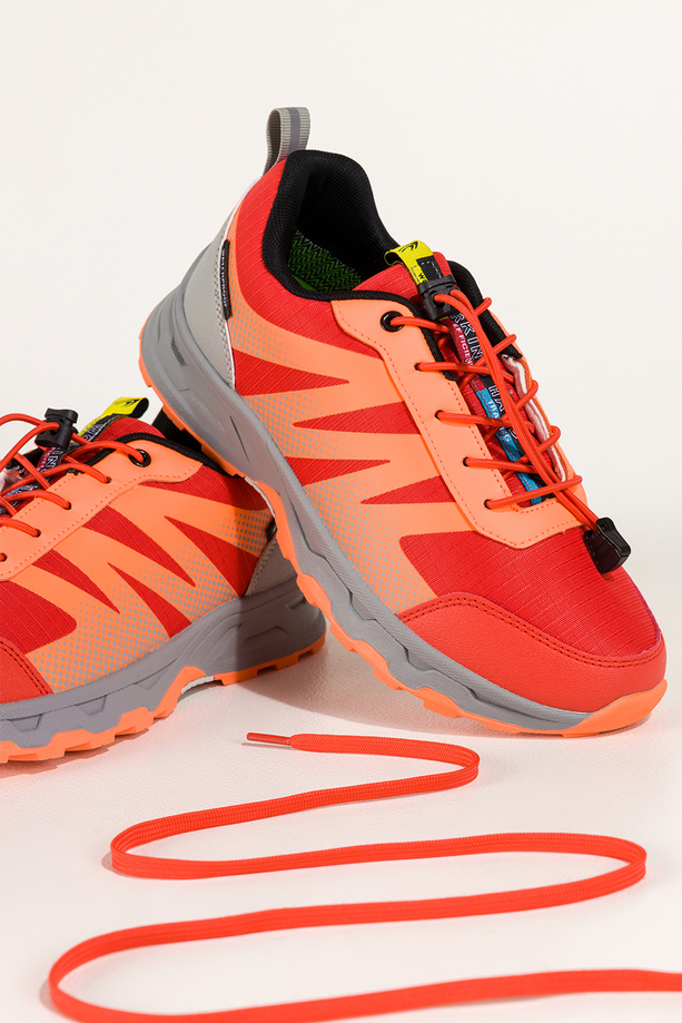 Czerwone buty sportowe trekkingowe damskie wodoodporne na żłobionej podeszwie z regulowaną elastyczną sznurówką pomarańczowe wstawki Casu 7590-6D