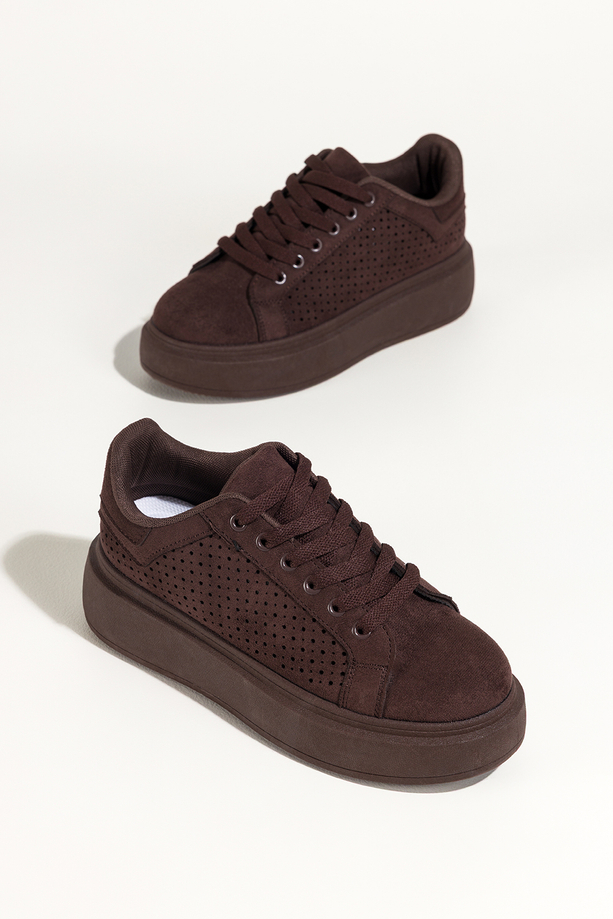 Czekoladowe sneakersy damskie buty sportowe ażurowe na platformie sznurowane Carla YO349K