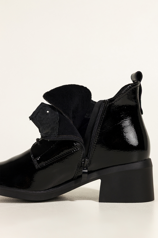 Czarne botki skórzane damskie lakierowane Sergio Leone na szerokim klocku wycięta cholewka sznurowane YG74560-H