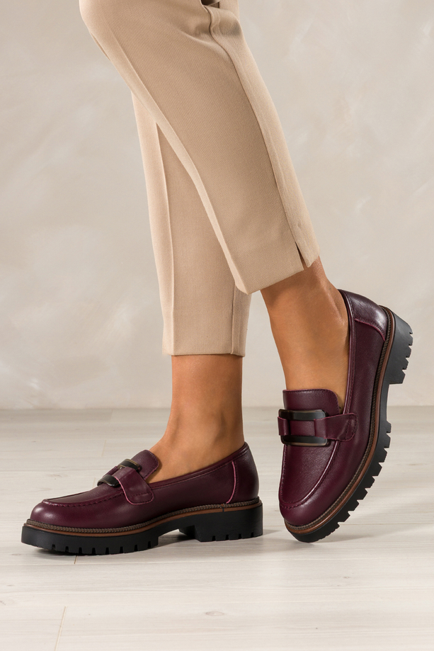 Bordowe mokasyny skórzane damskie Sergio Leone na bieżnikowanej podeszwie czarna ozdoba na cholewce NP74833-H