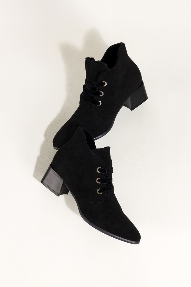 Czarne botki damskie Sergio Leone na niskim szerokim obcasie wycięta cholewka welurowe sznurówki YG779  