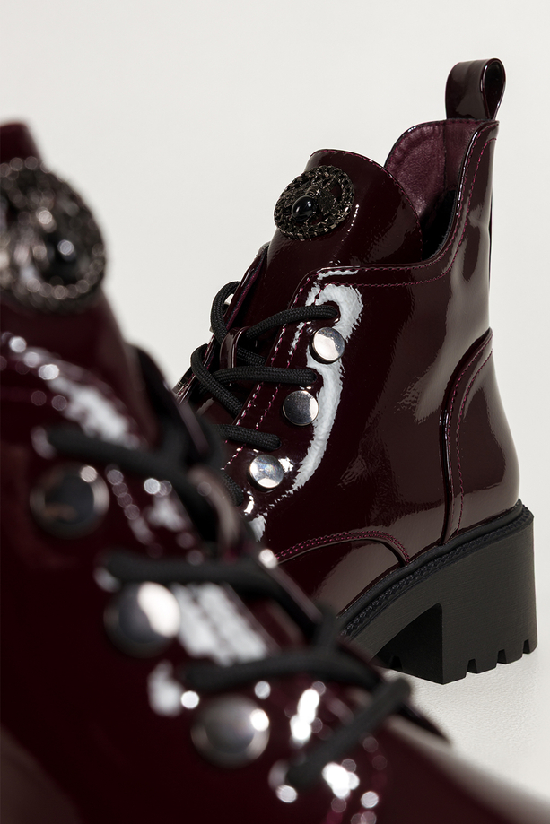 Bordowe botki damskie lakierowane na bieżnikowanej platformie ozdobny owad na języku sznurowane Casu NW2399-6