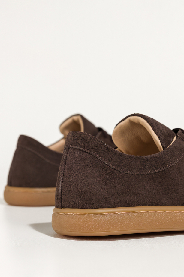 Czekoladowe półbuty barefoot skórzane zamszowe damskie szerokie na elastycznej płaskiej podeszwie cholewka z przeszyciami sznurowane PRODUKT POLSKI Casu M8669