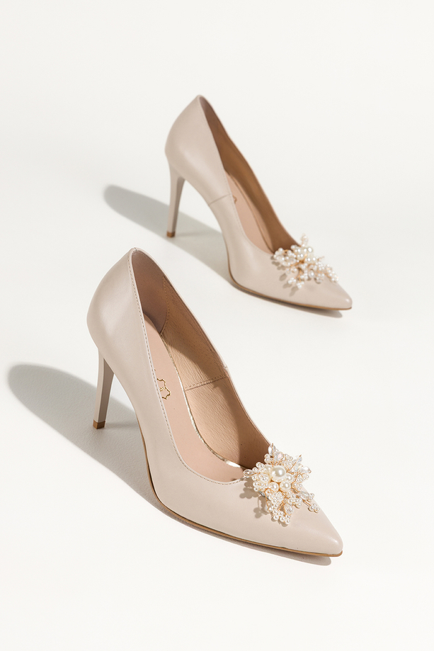 Beżowe szpilki skórzane damskie ozdoba z perełek i koralików PRODUKT POLSKI Casu 6935-Z94