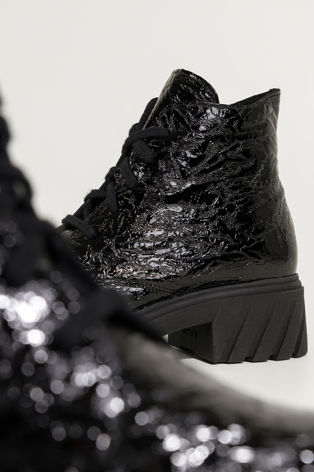 Czarne botki skórzane damskie lakierowane z wzorem bieżnikowana platforma sznurowane PRODUKT POLSKI Casu 377