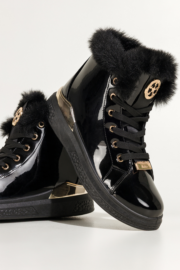 Czarne botki damskie lakierowane platforma ze złotym akcentem złota ozdoba na języku sznurowane Casu 6992-87