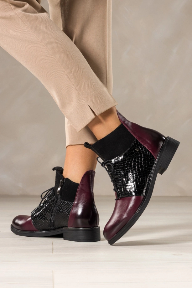 Bordowe botki skórzane damskie płaskie wstawki lakierowane z wzorem wężowym sznurowane PRODUKT POLSKI Casu 39476