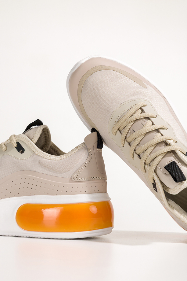 Beżowe sneakersy damskie buty sportowe na trening na białej platformie z pomarańczową wstawką sznurowane Casu D9000