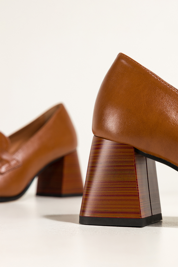 Camelowe mokasyny skórzane damskie na ozdobnym klocku złota sprzączka PRODUKT POLSKI Casu 7317-819