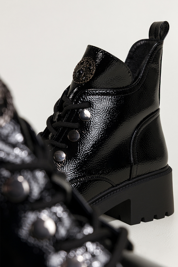 Czarne botki damskie lakierowane na bieżnikowanej platformie ozdobny owad na języku sznurowane Casu NW2399-8