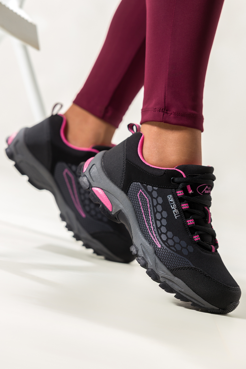 Czarne buty trekkingowe damskie sznurowane z różowymi wstawkami softshell Casu Y8187-1