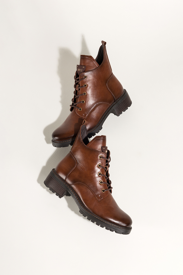 Brązowe botki damskie z wyciętą cholewką na bieżnikowanej podeszwie brązowa ozdoba na języku Casu CB340-7