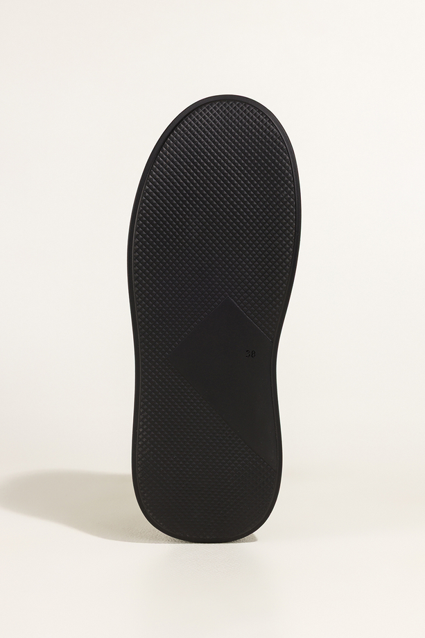 Metaliczne sneakersy skórzane damskie buty sportowe na platformie złote serce na języku sznurowane PRODUKT POLSKI Casu 8201