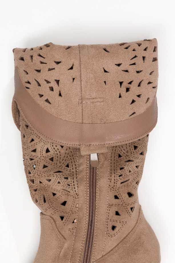 Beżowe kozaki damskie kowbojki z szeroką ażurową cholewką na ściętym klocku Carla MH402K