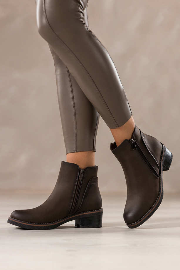 Czekoladowe botki damskie na klocku ozdobny zamek na cholewce Casu D721-7