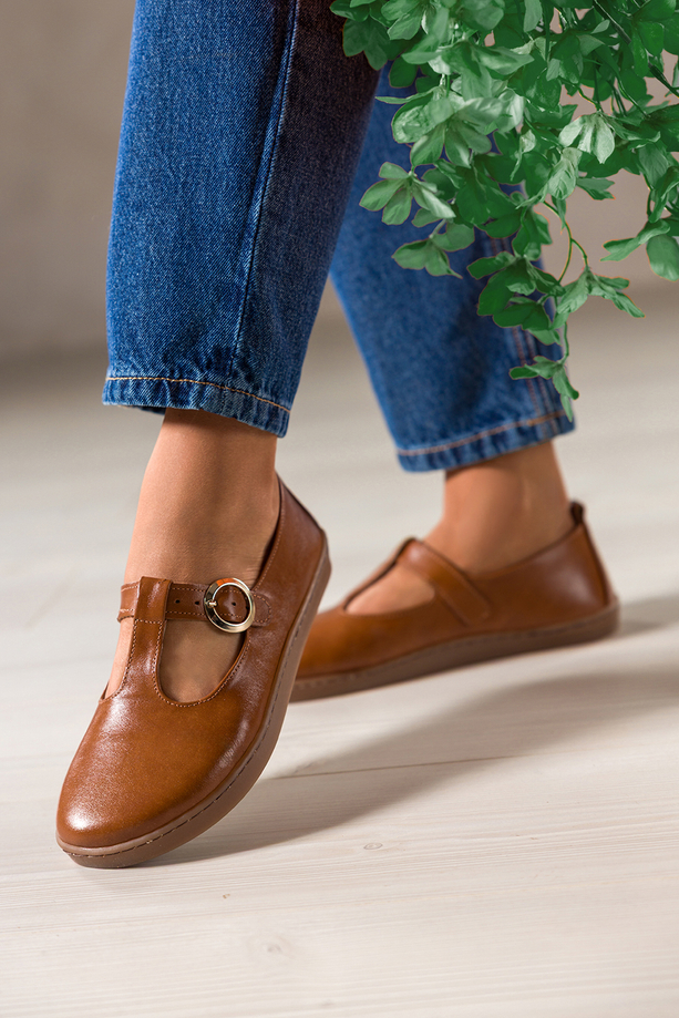 Camelowe buty barefoot skórzane damskie szerokie na elastycznej płaskiej podeszwie wycięta cholewka pasek ze złotą klamrą PRODUKT POLSKI Casu 89792