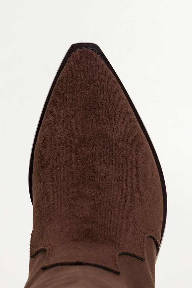 Czekoladowe kozaki damskie kowbojki z szeroką cholewką na ściętym klocku Casu 0361