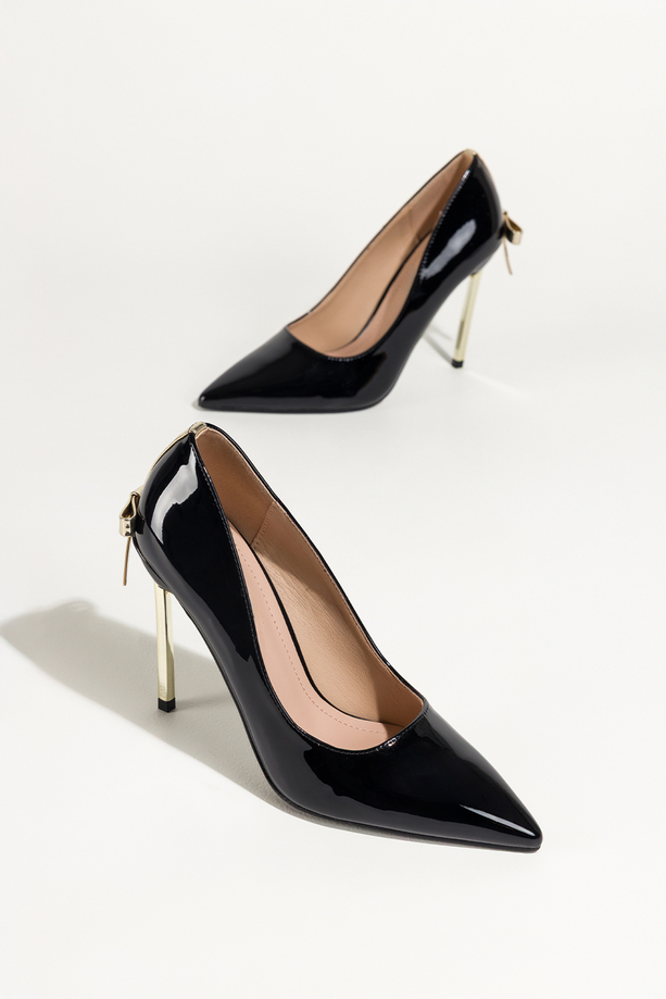 Czarne czółenka damskie szpilki lakierowane złoty obcas z kokardą Carla BQB077