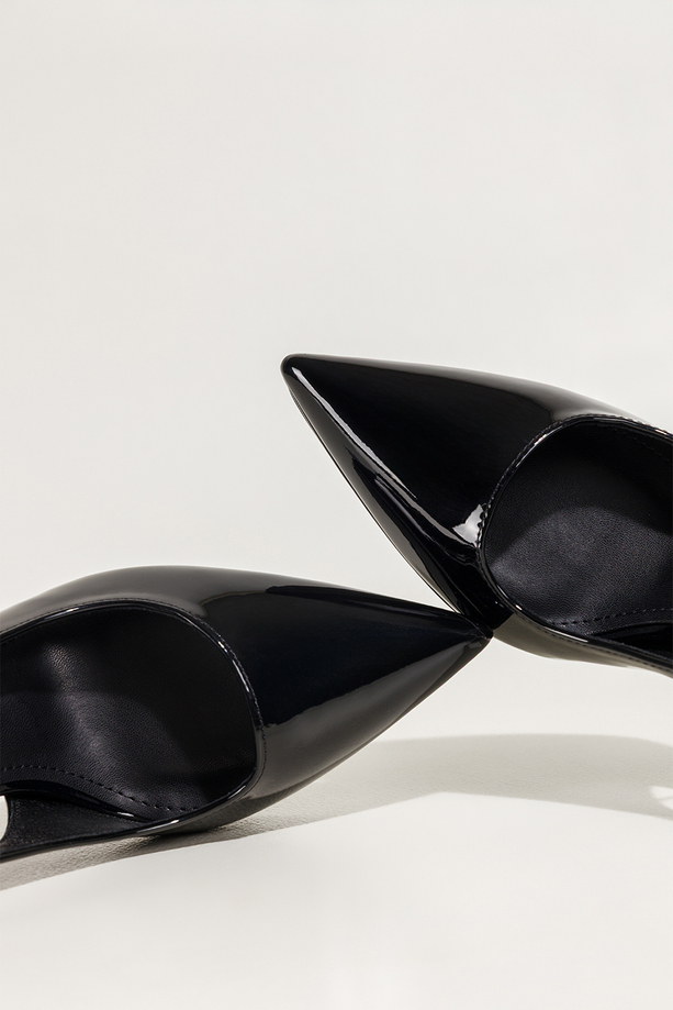 Czarne czółenka damskie szpilki lakierowane wycięcia na cholewce pasek wokół kostki Carla OV853K