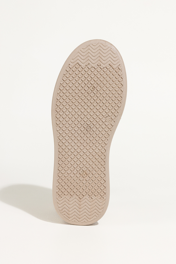 Brązowe sneakersy damskie buty sportowe na beżowej platformie złote dodatki owad z kryształkami sznurowane Carla X6067