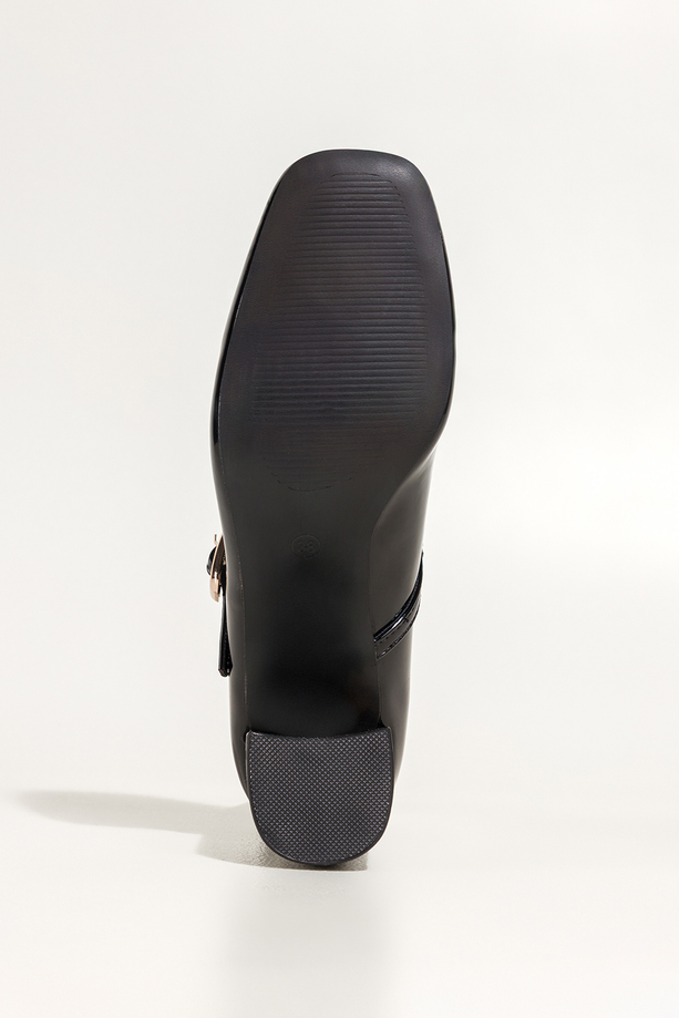 Czarne czółenka damskie na słupku lakierowane Mary Jane z paskiem Carla ZR94