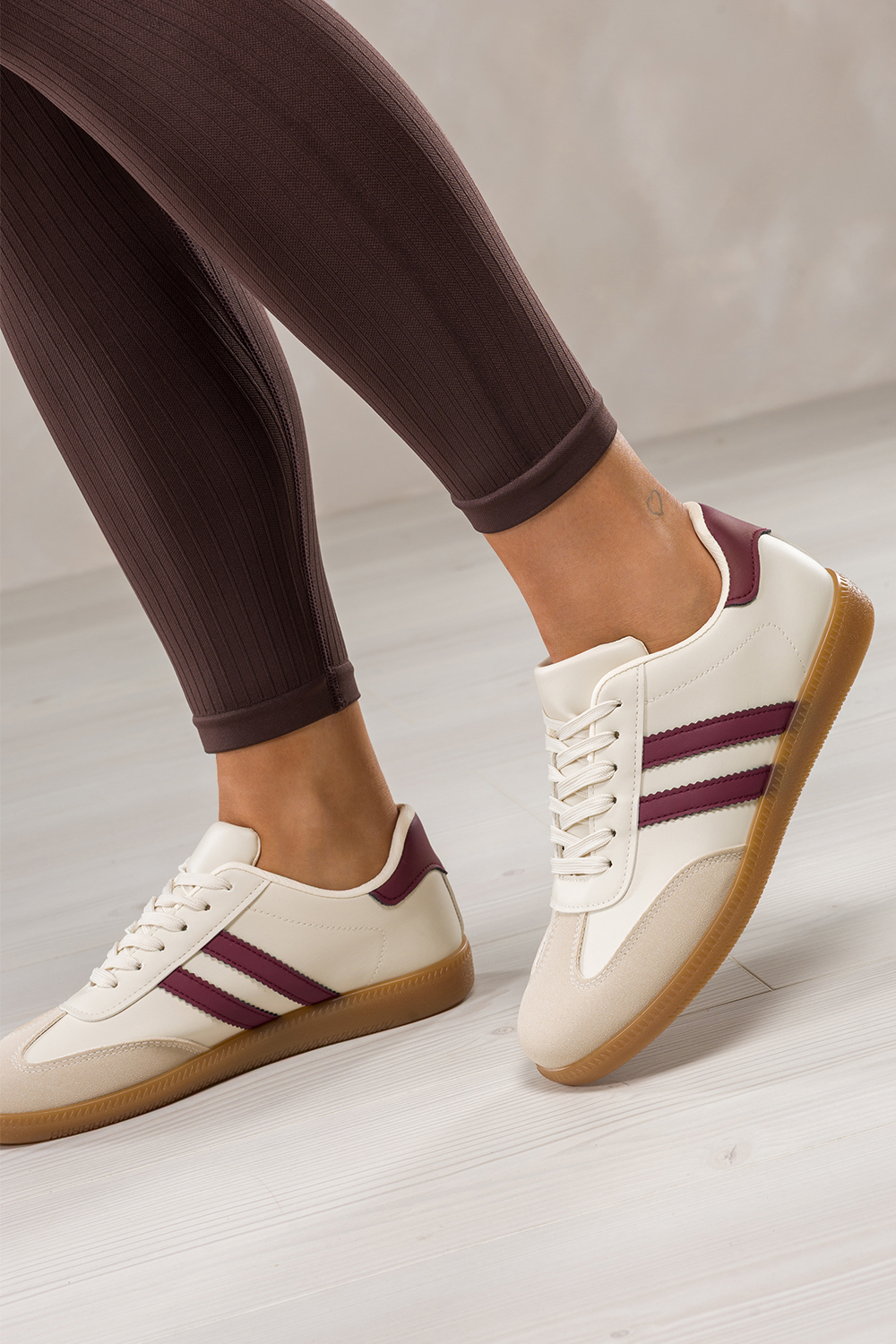 Kremowe sneakersy damskie buty sportowe na paskiej elastycznej podeszwie sznurowane bordowe wstawk