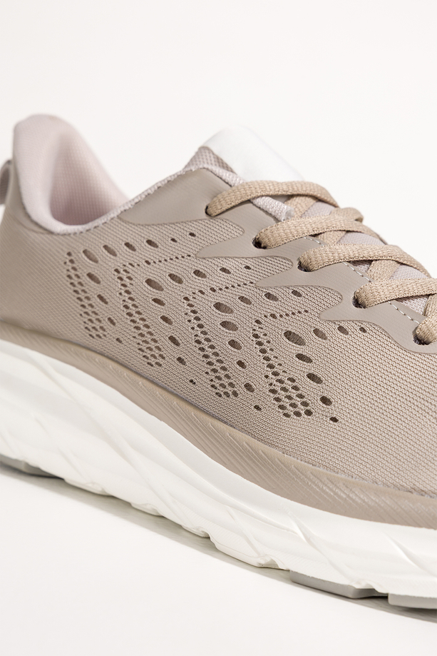 Beżowe sneakersy damskie buty sportowe do biegania na białej platformie ze żłobieniami sznurowane Casu BC109