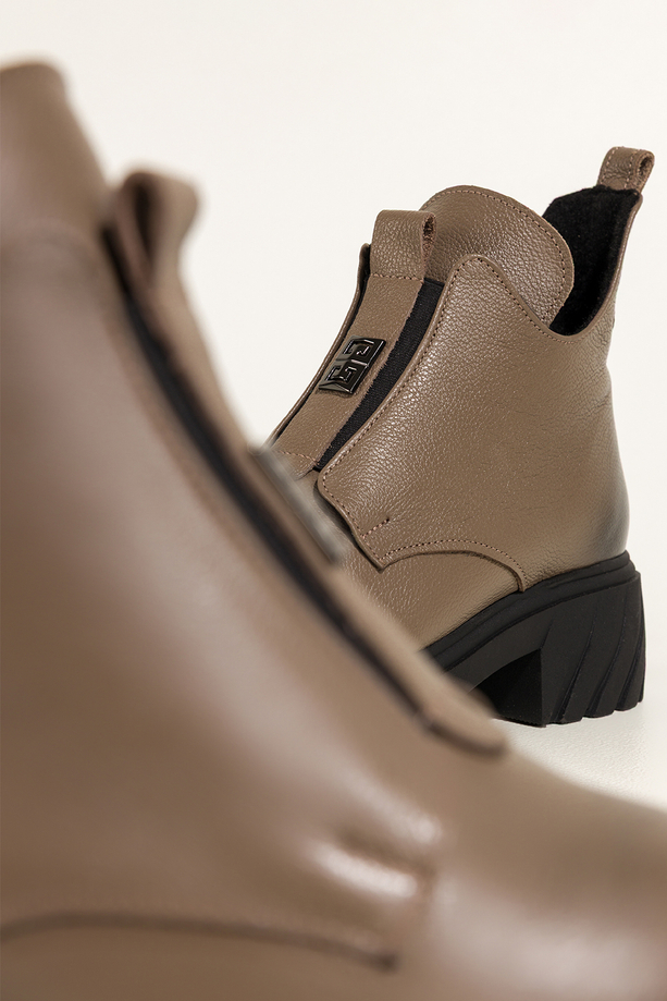 Ciemnobeżowe botki skórzane damskie na bieżnikowanej platformie z wyciętą cholewką guma na przodzie stalowa ozdoba PRODUKT POLSKI Casu 39456