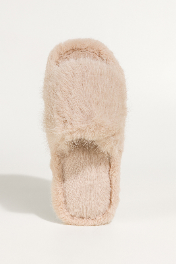 Jasnobeżowe kapcie damskie obuwie domowe futrzane szeroki pasek z futerkiem Casu UO960