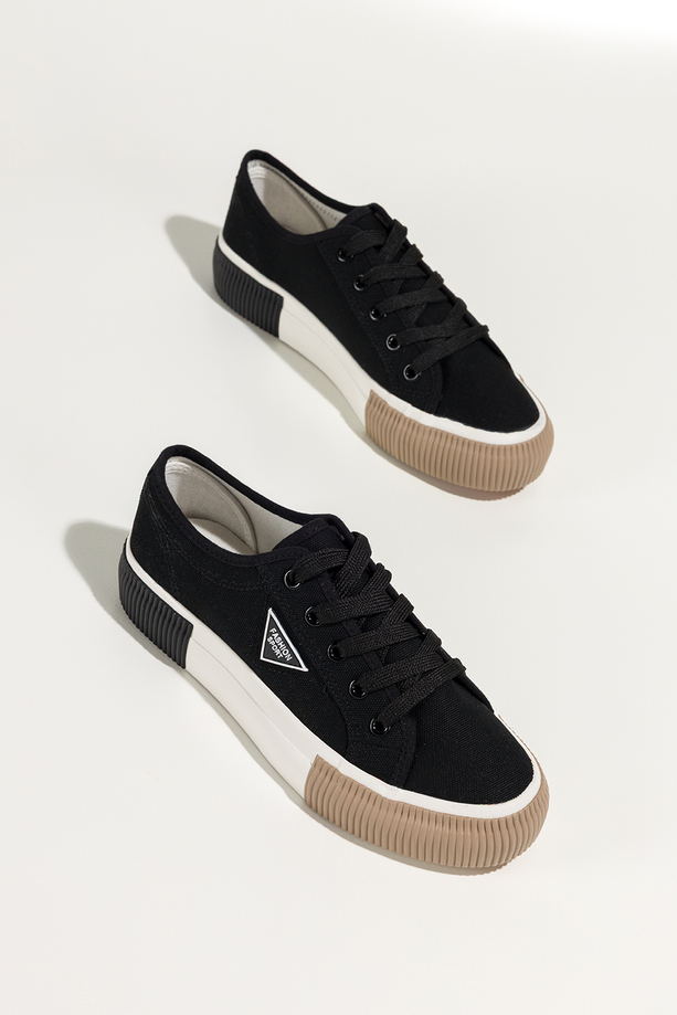 Czarne trampki damskie sneakersy na platformie z ozdobą sznurowane Carla QY835