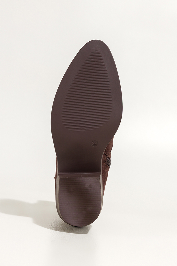 Czekoladowe botki damskie kowbojki ścięty obcas klocek ażurowa cholewka Carla S7477-3