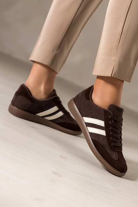 Czekoladowe sneakersy damskie buty sportowe na elastycznej podeszwie jasnobeżowe wstawki sznurowane Casu 22336-3