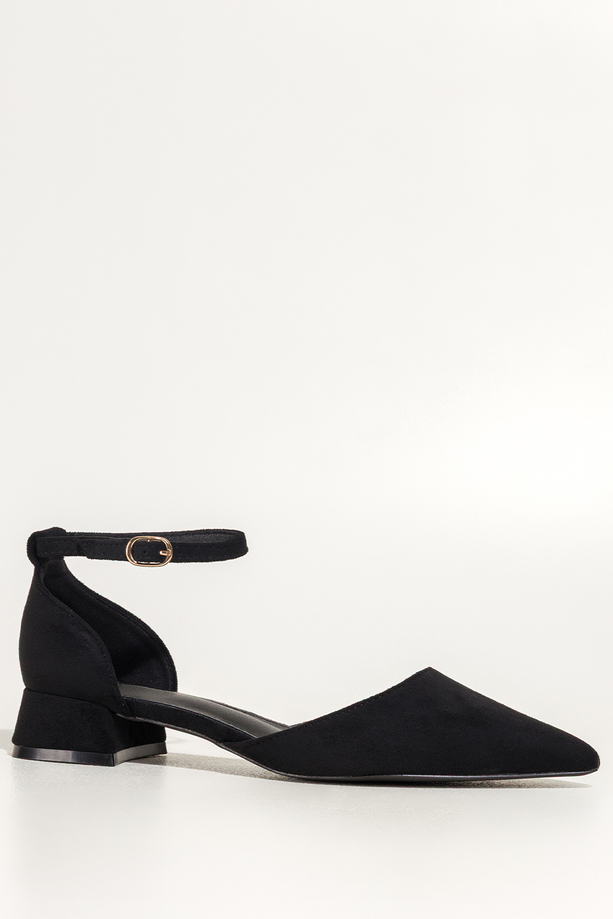 Czarne baleriny damskie z zamszu ekologicznego na niskim obcasie zakryta pięta pasek wokół kostki Carla W-8711