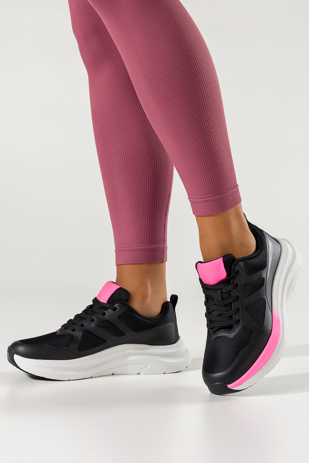 Czarne sneakersy damskie buty sportowe na siłownię biała platforma różowe wstawki sznurowane Casu 9026-1