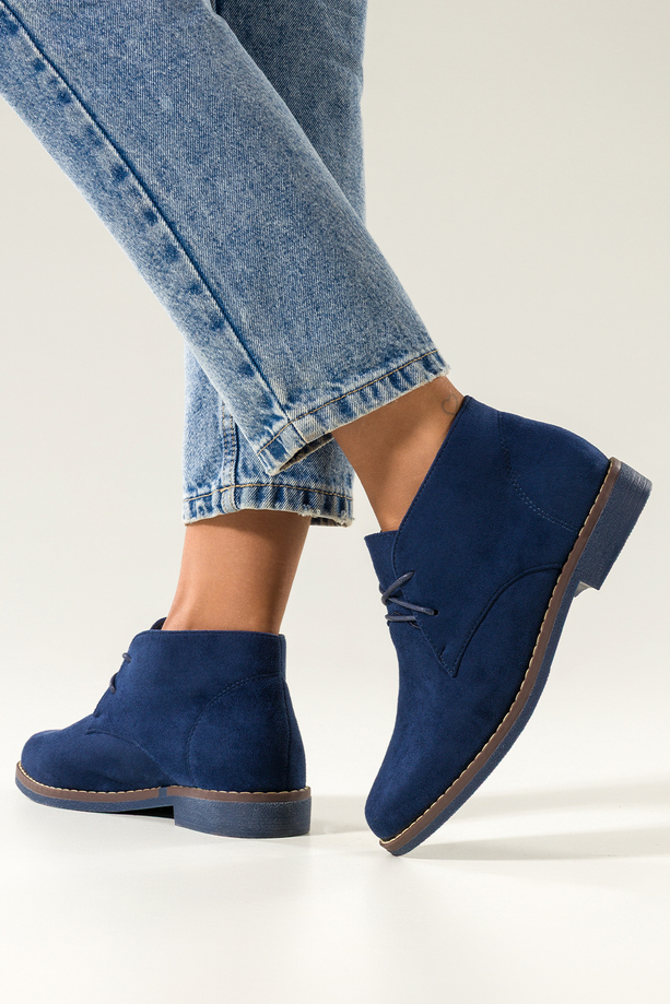 Granatowe botki damskie na płaskiej podeszwie z przeszyciami sznurowane Casu 8997-3