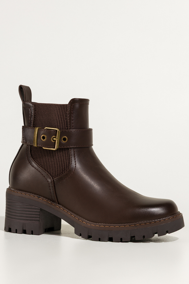 Czekoladowe botki damskie na bieżnikowanej platformie guma w cholewce pasek ze złotą klamrą Casu D725-7