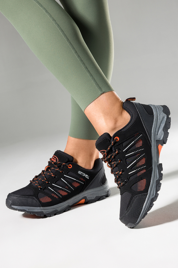 Czarne buty trekkingowe damskie z pomarańczowymi dodatkami sznurowane softshell Casu B2114-5