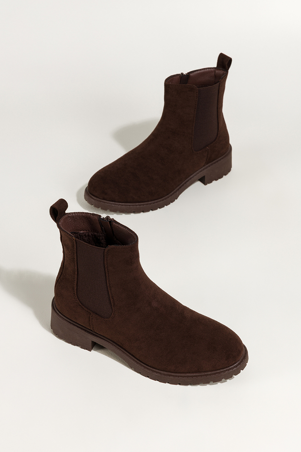 Czekoladowe botki damskie na bieżnikowanej podeszwie guma w cholewce Casu YZ844-7