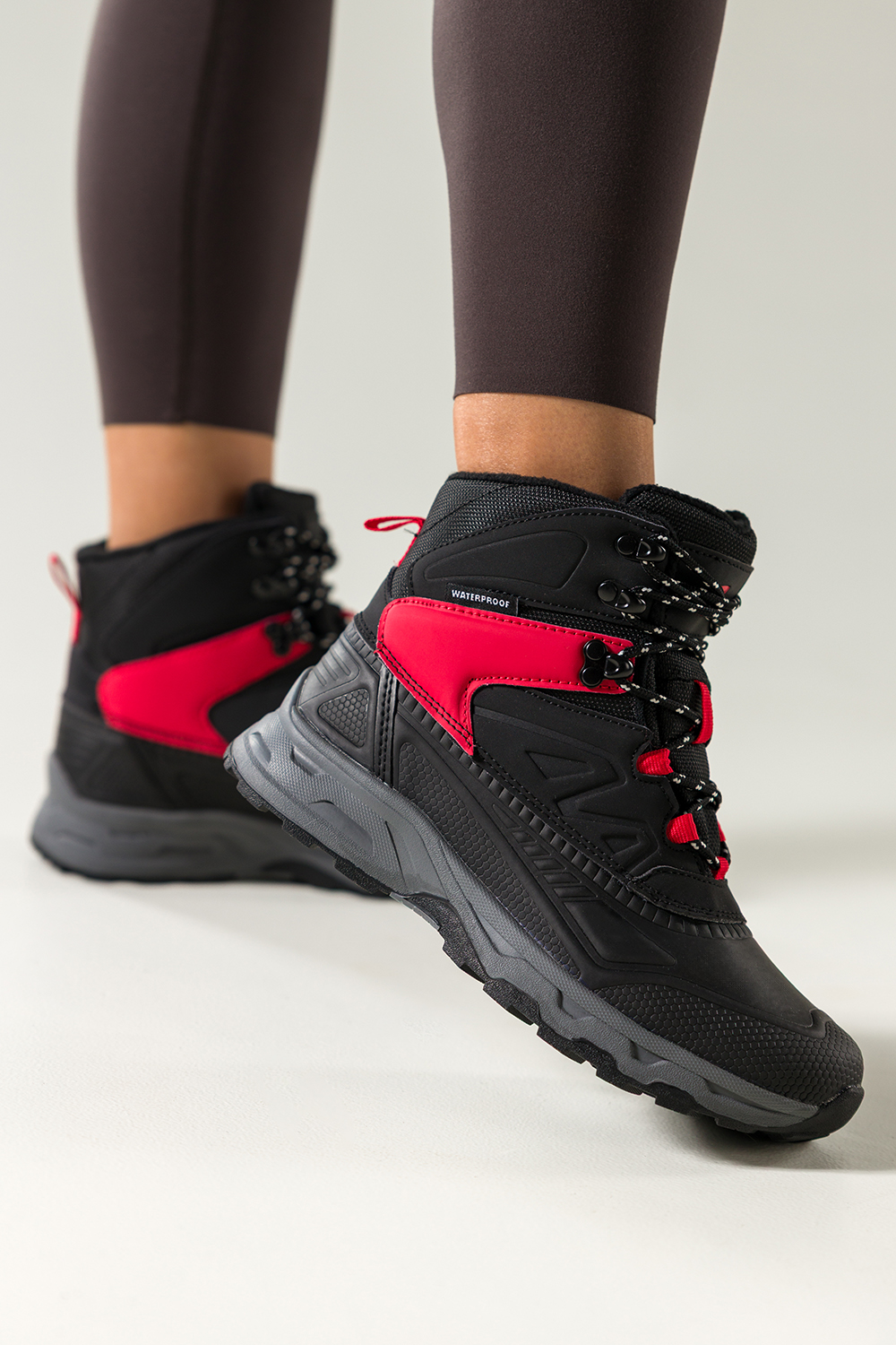 Czarne buty sportowe trekkingowe damskie wodoodporne na bieżnikowanej podeszwie sznurowane czerwone
