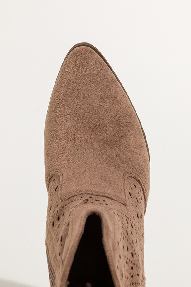 Ciemnobeżowe botki damskie ażurowe na ozdobnym słupku Carla S7678-6