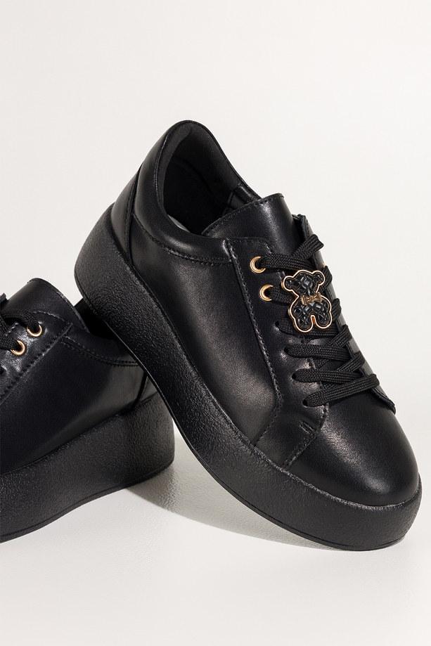 Czarne sneakersy skórzane damskie creepersy na platformie sznurówka z misiem Carla 7664