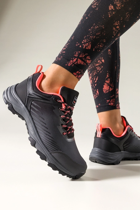 Ciemnoszare buty trekkingowe damskie buty sportowe softshell na bieżnikowanej podeszwie koralowe wstawki sznurowane Carla EY0976-6