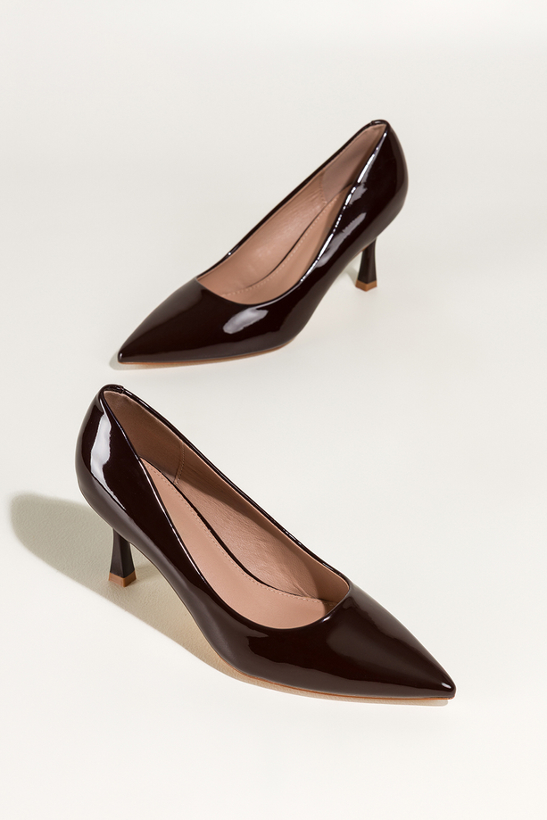 Czekoladowe czółenka damskie szpilki lakierowane obcas kieliszek Carla T08