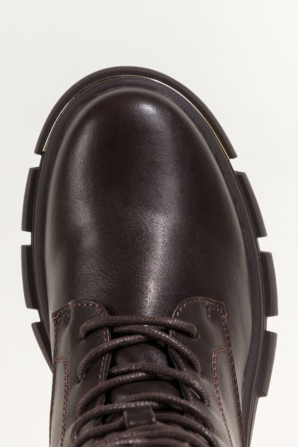 Czekoladowe botki damskie na niskim klocku cholewka z ozdobnym zamkiem złota ozdoba sznurowane Casu S7562Y