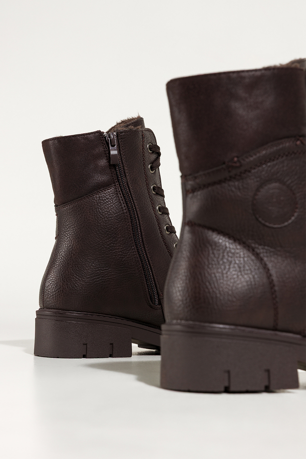 Czekoladowe botki damskie na bieżnikowanej platformie sznurowane ozdobne przeszycia na cholewce Casu 4463-7