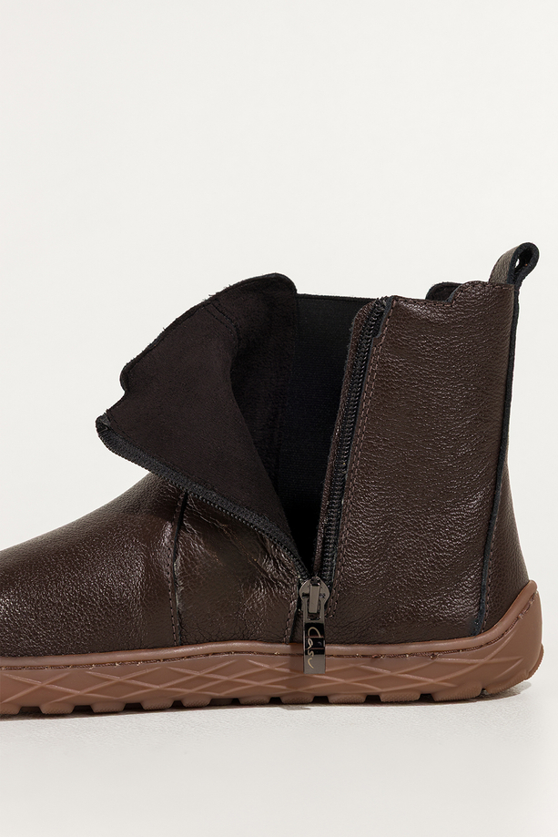 Czekoladowe botki barefoot skórzane damskie szerokie na elastycznej płaskiej podeszwie stalowa ozdoba guma w cholewce PRODUKT POLSKI Casu 69925
