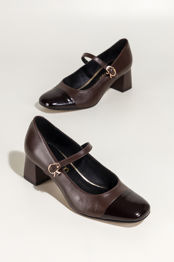 Czekoladowe czółenka skórzane damskie Mary Jane z paskiem na niskim klocku lakierowany nosek PRODUKT POLSKI Casu 7153-329-704